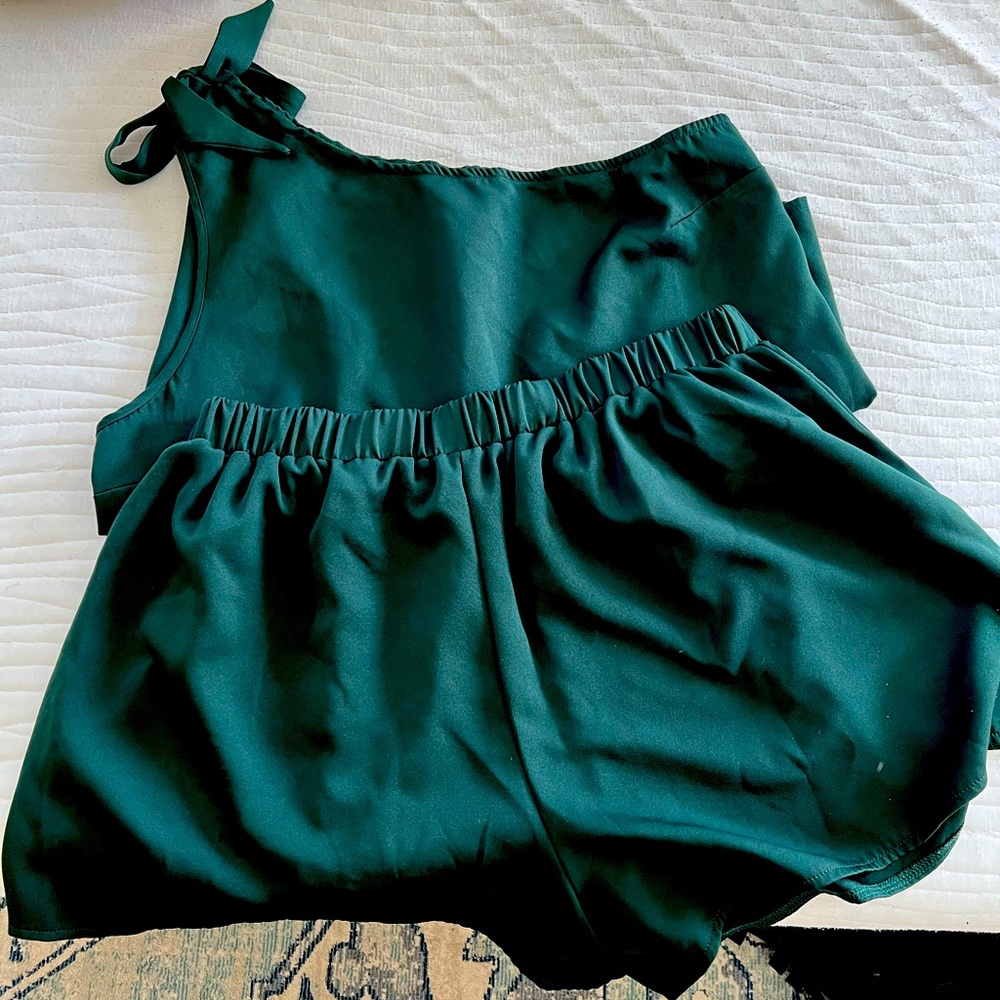 Adorable set! Worn once size 4X but fits like 3X!